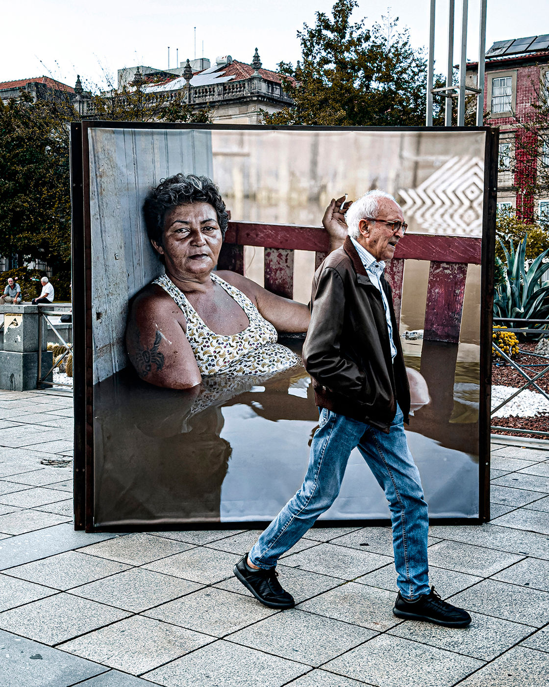 A Dimensional Frame by Jorge Ferreira