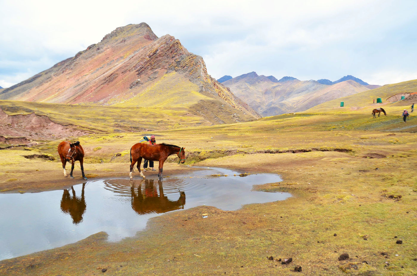 At the foot of Winicunca by Ed Figueiredo