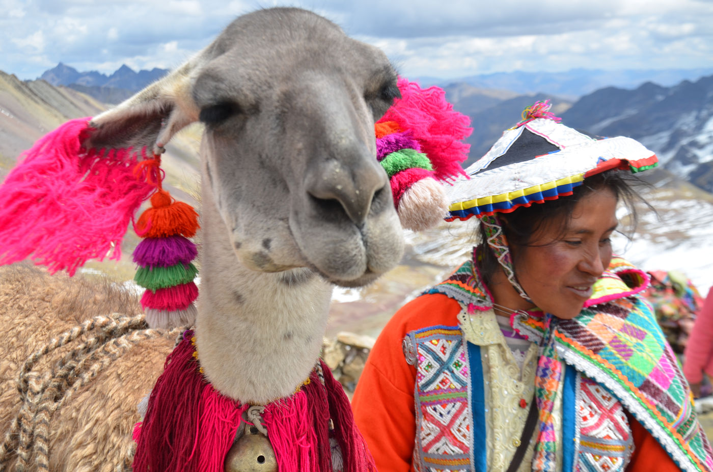 Woman and her lhama by Ed Figueiredo