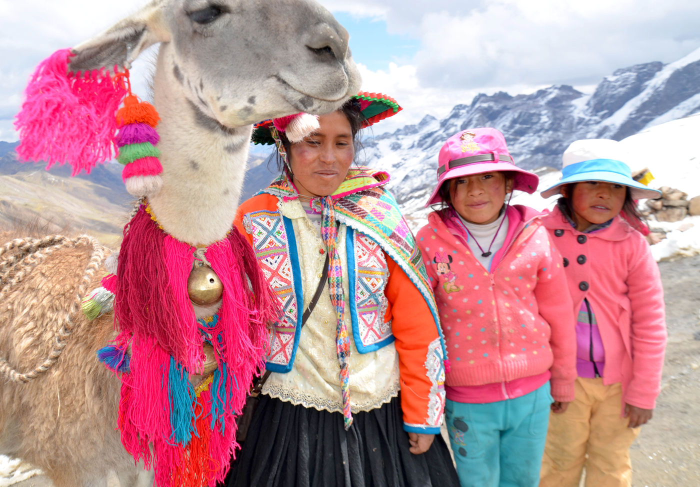Peruvian woman and daughters by Ed Figueiredo